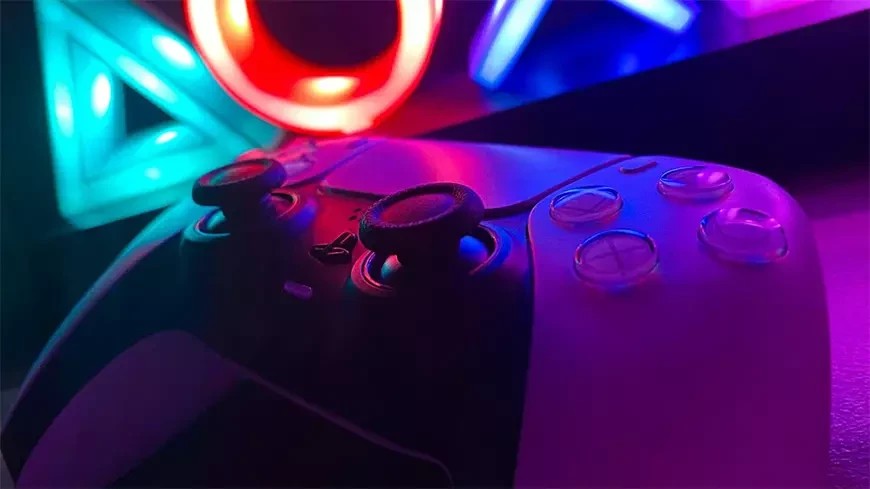 I stället för att bara lägga till mer kraft i hårdvaran (vilket också hjälper) valde Sony att använda en teknik som kallas uppskalning.