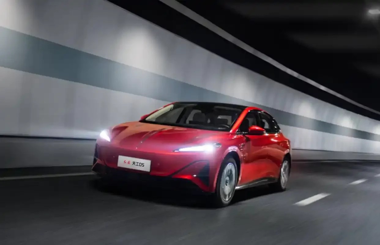 Det nya systemet uppges ge säker kontroll över hela Kina med 99 procents noggrannhet. Automatic Emergency Braking (AEB) kan bromsa bilen säkert i 90 km/tim.