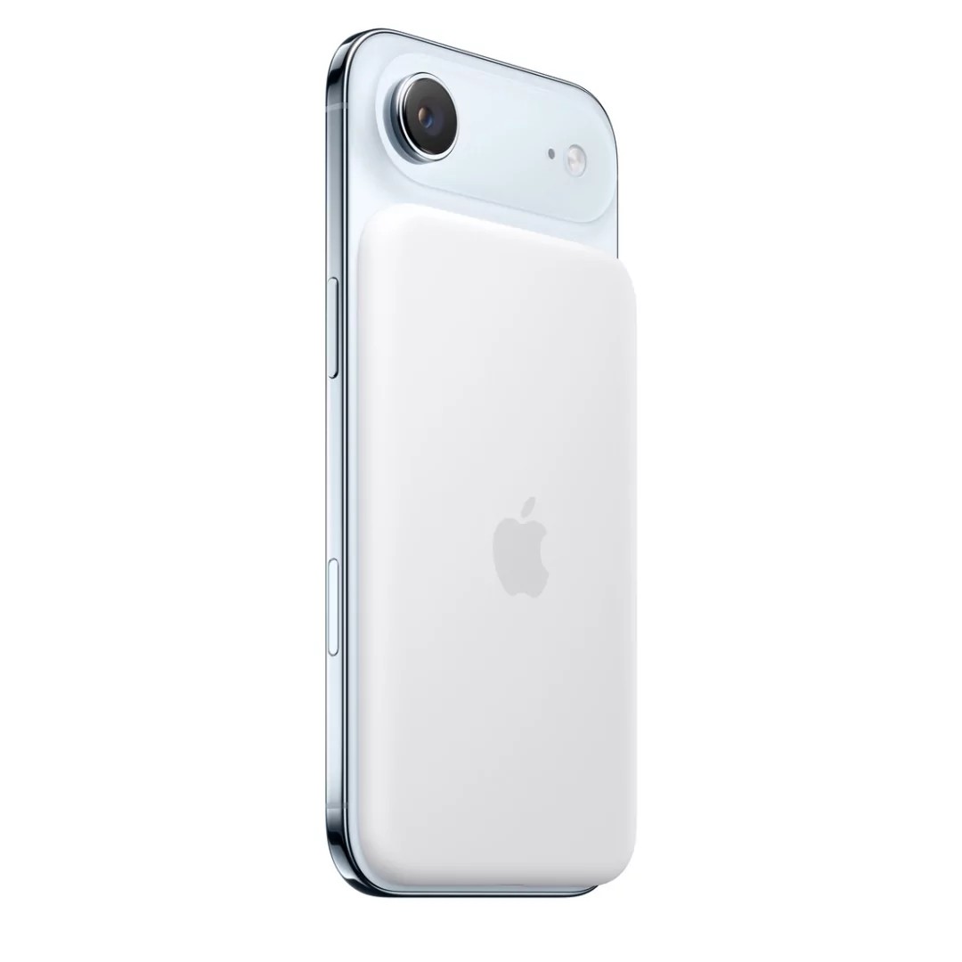 Apple ansluter iPhone Air till en extern powerbank.